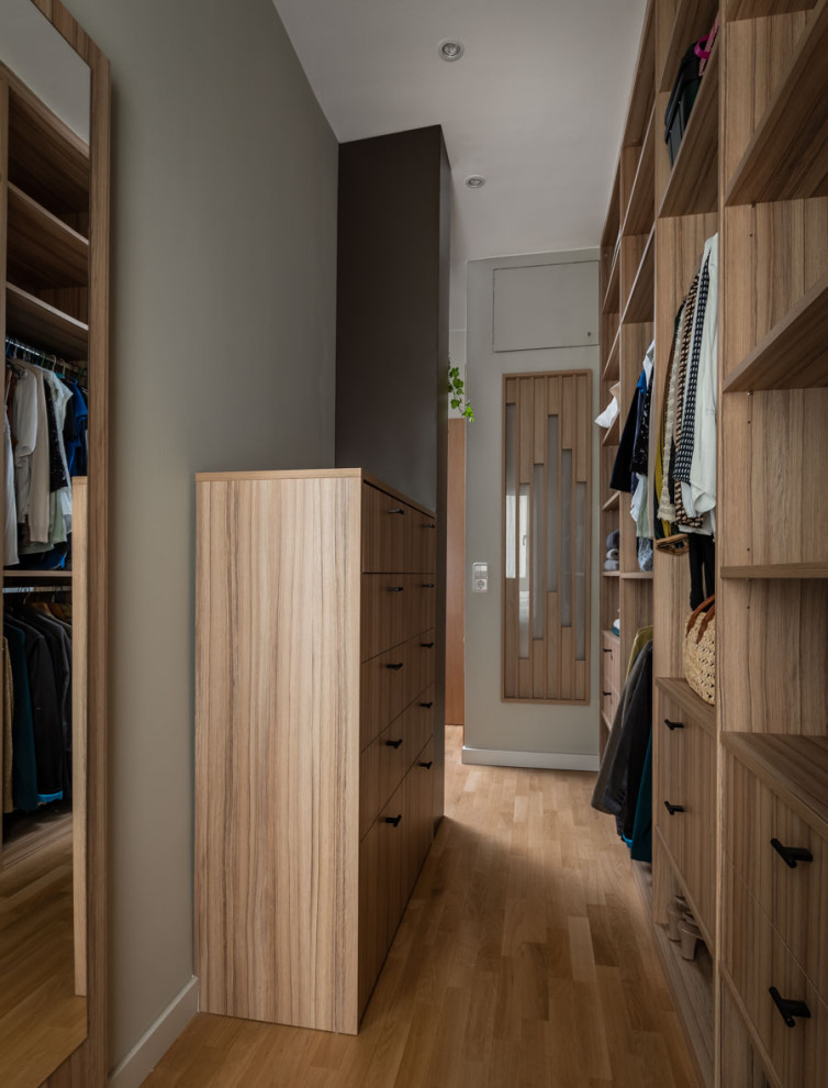 Mid-sized contemporary storage and wardrobe in Barcelona with medium hardwood floors.