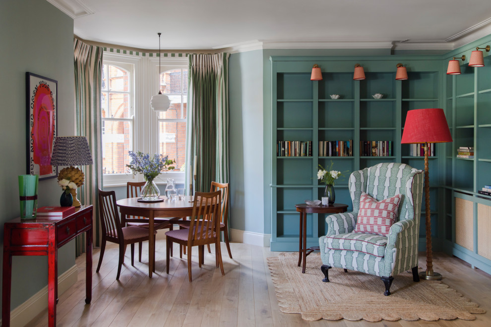 Свежая идея для дизайна: большая изолированная гостиная комната в викторианском стиле с с книжными шкафами и полками, синими стенами, светлым паркетным полом, стандартным камином, фасадом камина из дерева и красивыми шторами - отличное фото интерьера