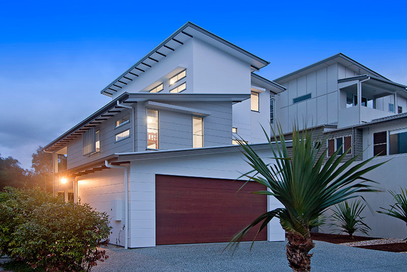 This is an example of a mid-sized contemporary three-storey white exterior in Sunshine Coast.