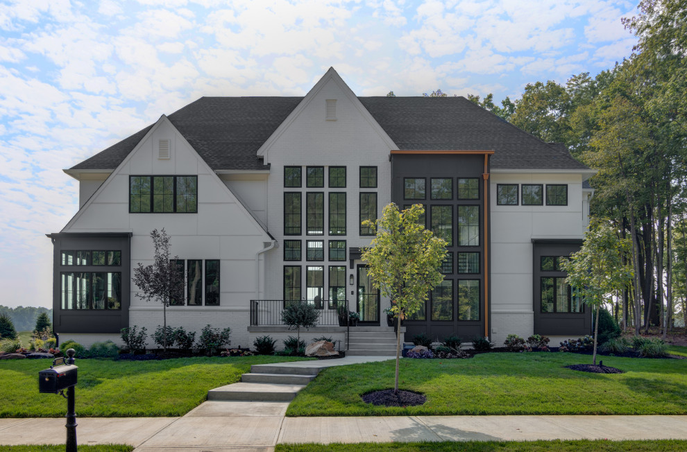 Großes, Zweistöckiges Eklektisches Einfamilienhaus mit Faserzement-Fassade, weißer Fassadenfarbe, Satteldach, Schindeldach und schwarzem Dach in Indianapolis
