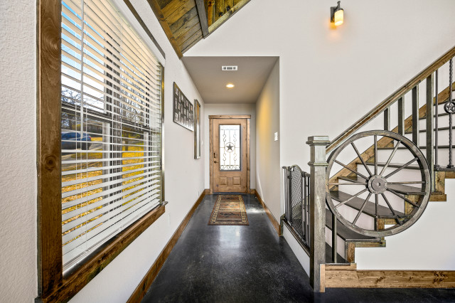 Foyer & Staircase rustik-entre