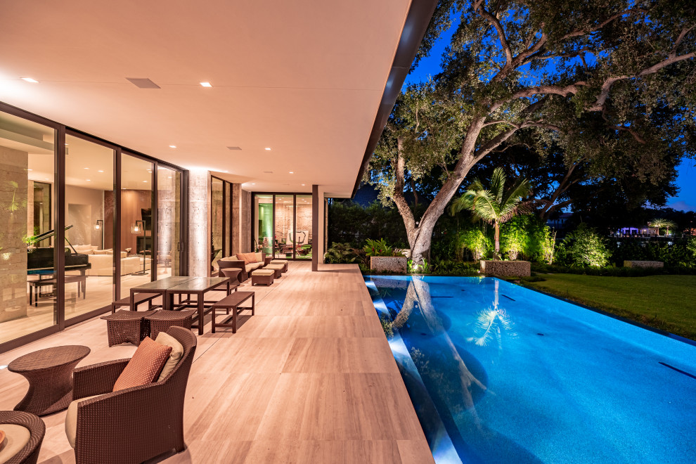 Inspiration for a modern patio in Miami.