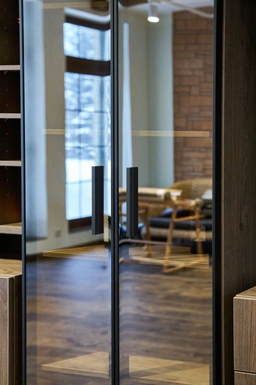 Распашной стеклянный шкаф raumplus