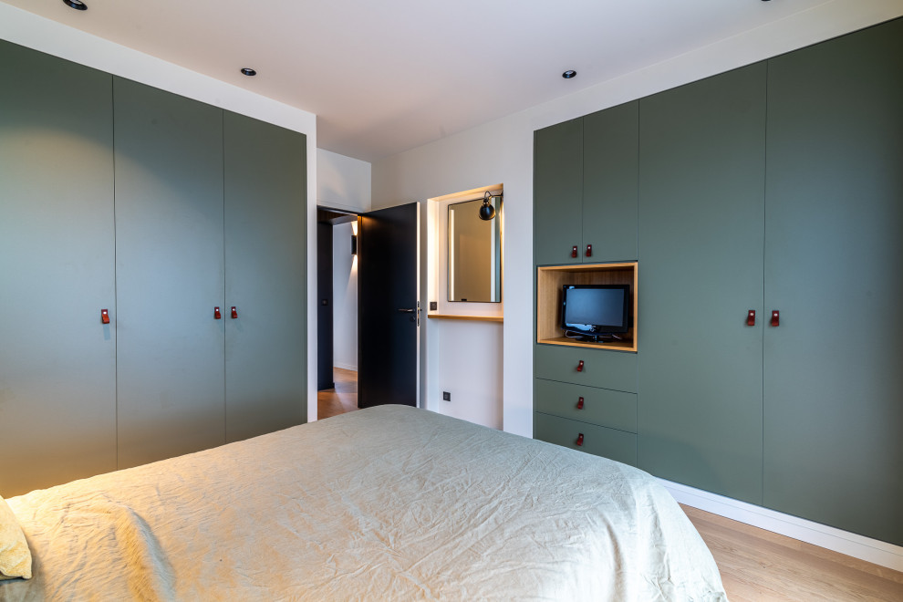 Design ideas for a large contemporary gender-neutral built-in wardrobe in Paris with beaded inset cabinets and green cabinets.
