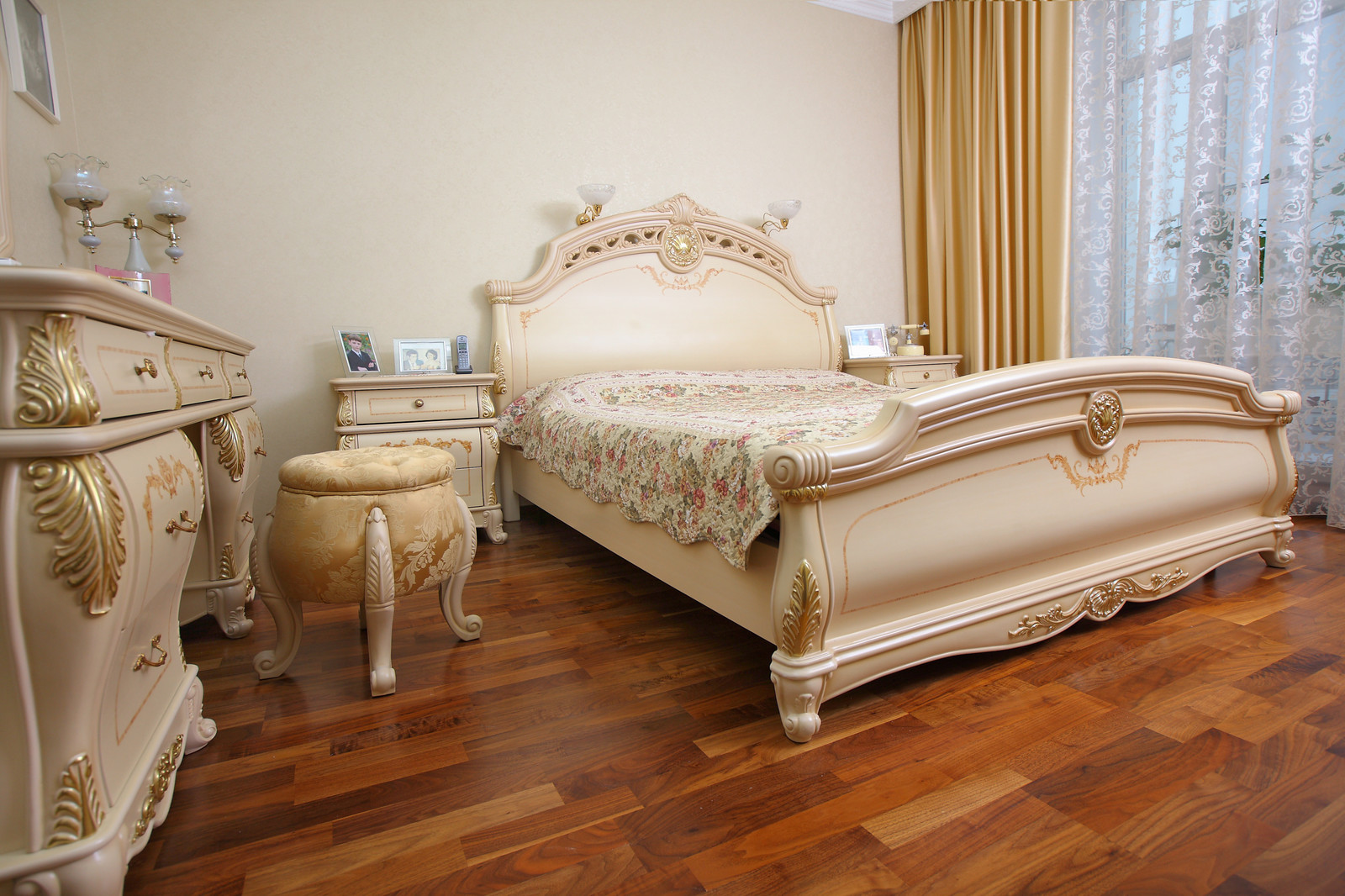 Спальня. Акцент на мебель и полы