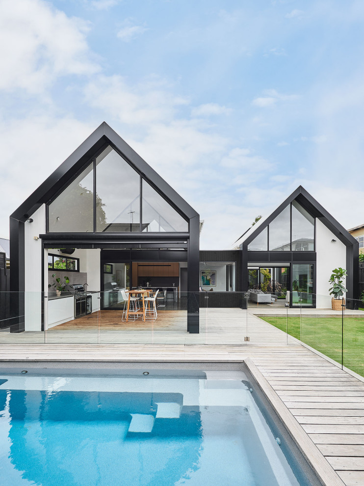 Großes, Einstöckiges Einfamilienhaus mit Faserzement-Fassade, weißer Fassadenfarbe, Satteldach, Blechdach und weißem Dach in Geelong
