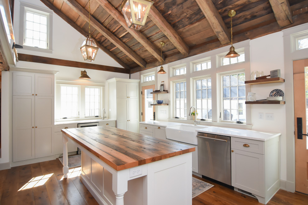 Idéer för att renovera ett mellanstort vintage vit vitt kök, med en rustik diskho, skåp i shakerstil, träbänkskiva, vitt stänkskydd, rostfria vitvaror, mellanmörkt trägolv och brunt golv