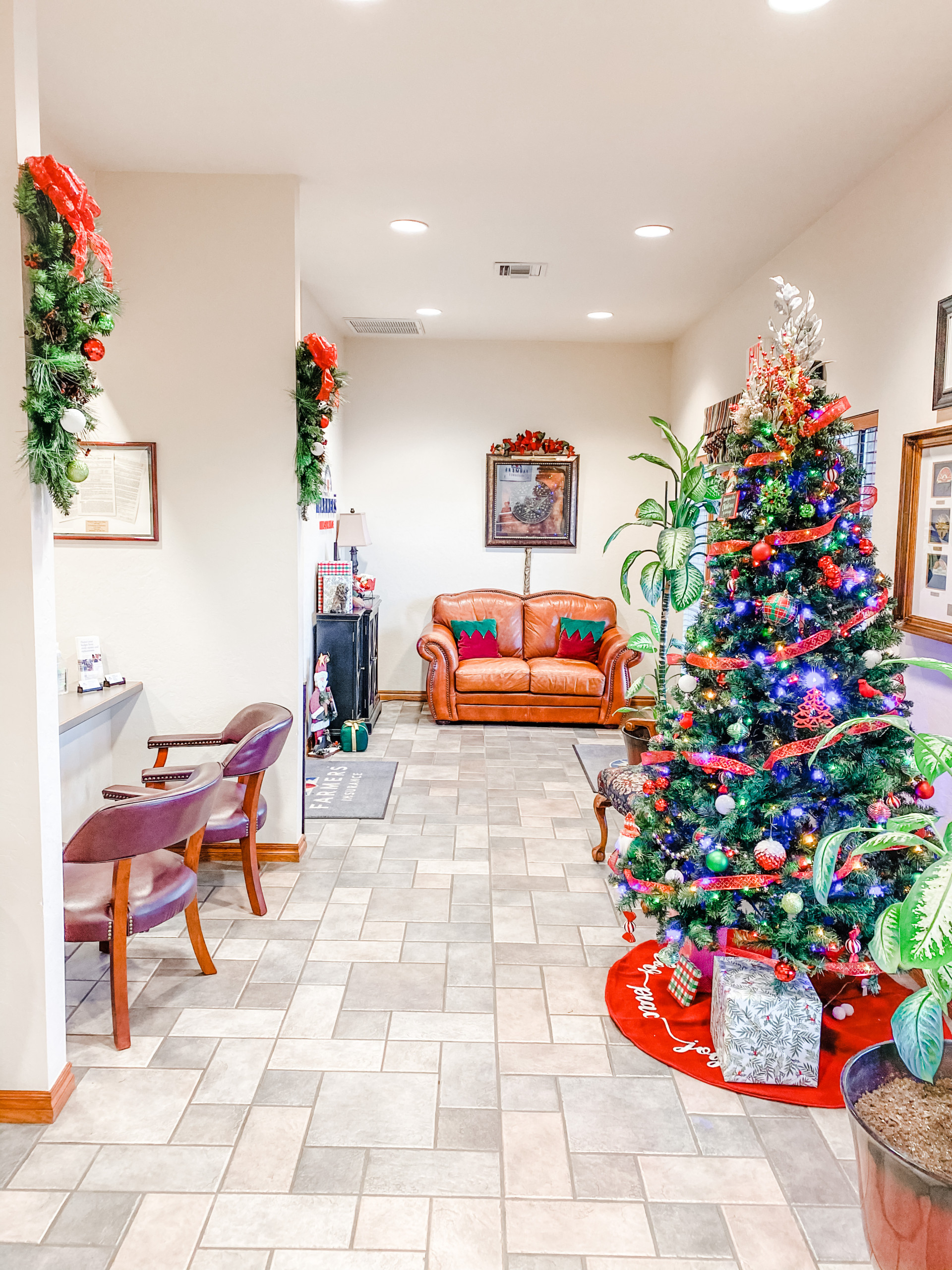Tomlinson Farmer's Insurance Christmas Decor