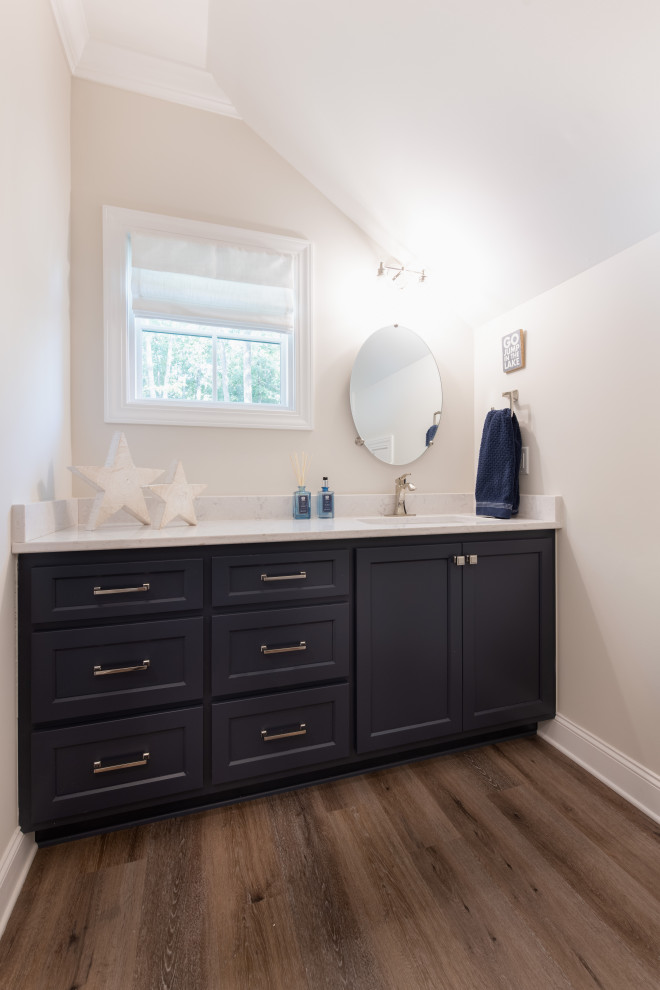Foto di una stanza da bagno per bambini classica di medie dimensioni con ante lisce, ante blu, top in granito, top bianco, un lavabo e mobile bagno incassato
