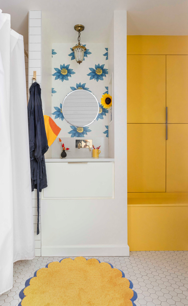 Kleines Retro Badezimmer mit weißen Schränken, weißen Fliesen, Porzellan-Bodenfliesen, Quarzit-Waschtisch, weißem Boden, weißer Waschtischplatte, Einzelwaschbecken und eingebautem Waschtisch in Portland