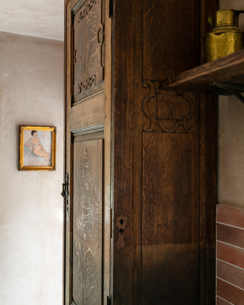 Inspiration för ett mellanstort rustikt kök, med en rustik diskho, skåp i shakerstil, gröna skåp och flerfärgat golv