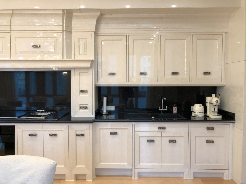 Кухня. Белый шпон «птичий глаз»