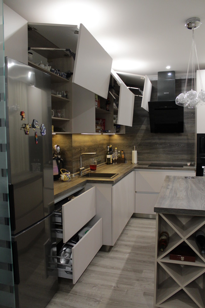 Белая матовая кухня с островом