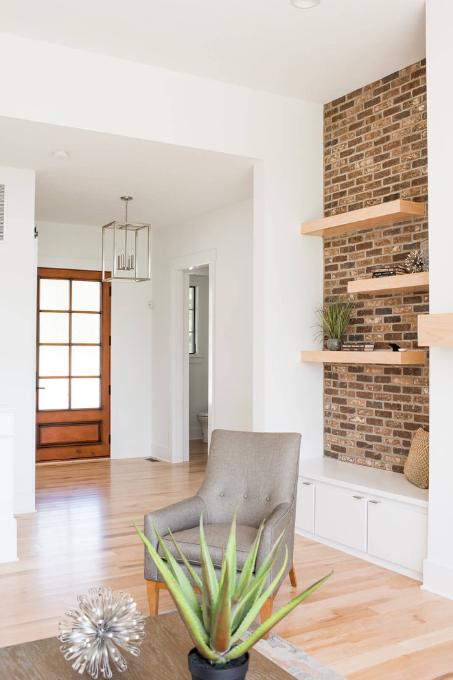 Mittelgroße Skandinavische Haustür mit braunem Holzboden und Einzeltür in Indianapolis