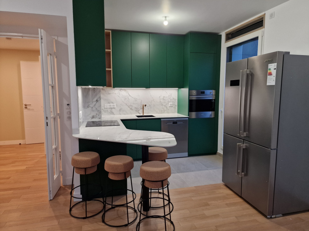 Offene, Mittelgroße Moderne Küche ohne Insel in L-Form mit Unterbauwaschbecken, Küchenrückwand in Weiß, Rückwand aus Marmor und grauem Boden in Paris