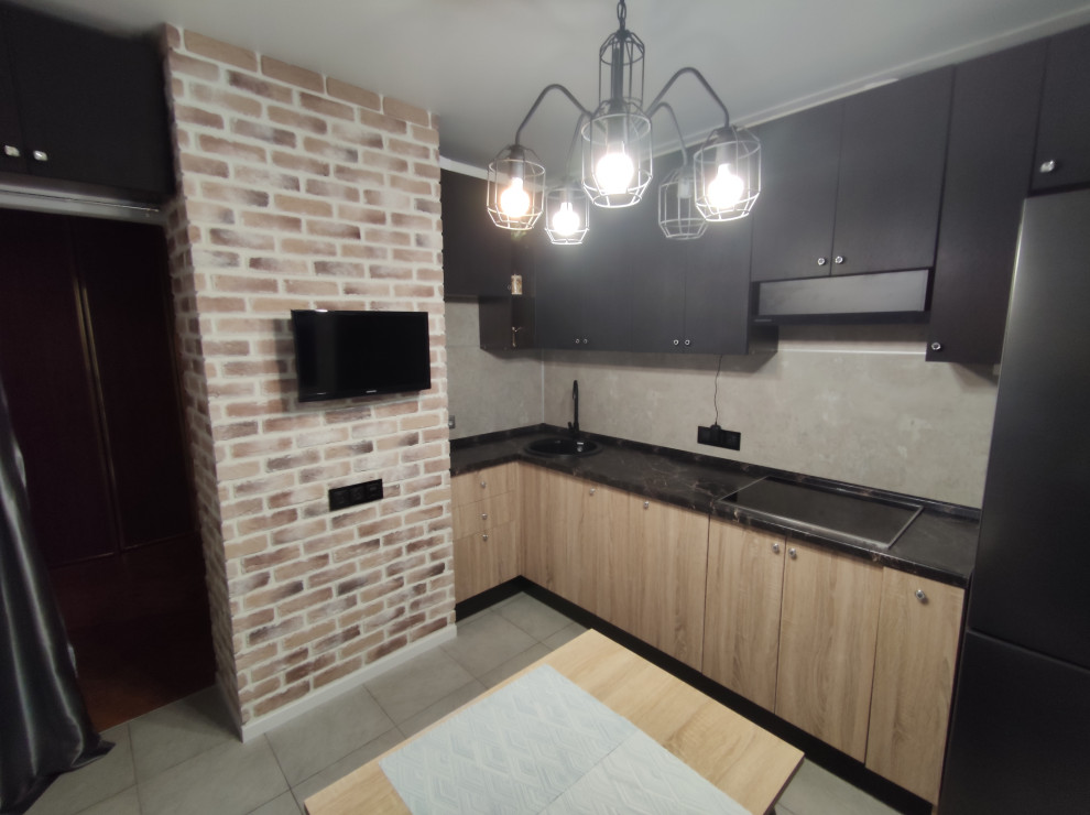 Свежая идея для дизайна: большая угловая кухня в стиле лофт с серым фартуком, полом из керамогранита, серым полом, черной столешницей и телевизором - отличное фото интерьера