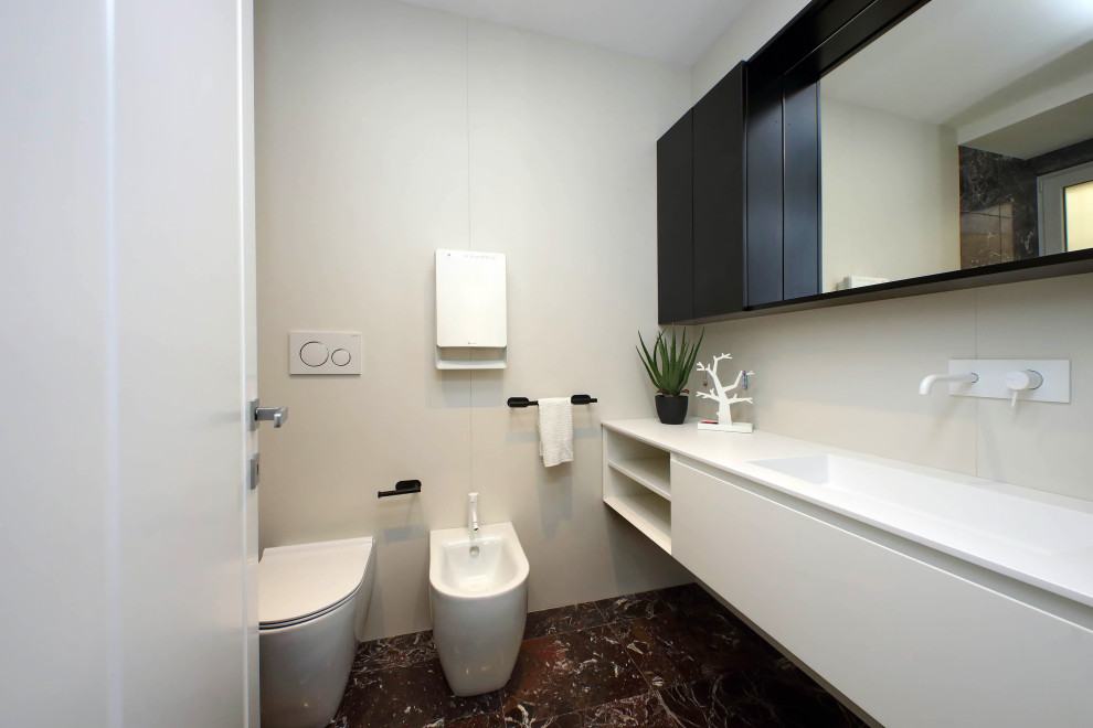 Inspiration för ett litet vit vitt toalett, med släta luckor, svarta skåp, en toalettstol med separat cisternkåpa, vit kakel, porslinskakel, vita väggar, marmorgolv, ett integrerad handfat, bänkskiva i akrylsten och rött golv