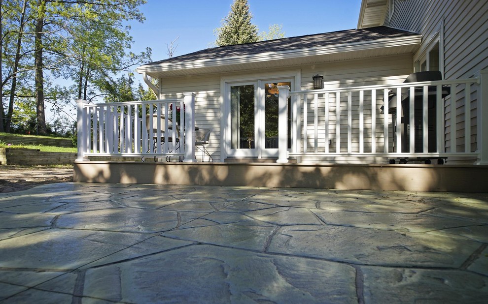 Design ideas for a traditional patio in Grand Rapids.