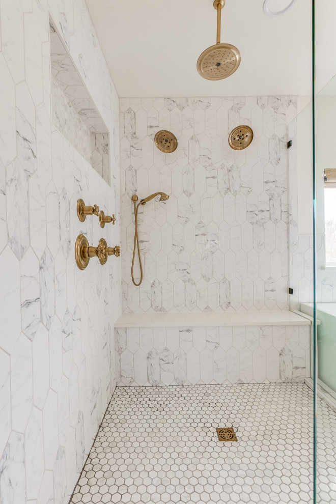 Exempel på ett stort klassiskt vit vitt en-suite badrum, med skåp i ljust trä, ett fristående badkar, en dubbeldusch, vit kakel, porslinskakel, klinkergolv i porslin, vitt golv och dusch med gångjärnsdörr