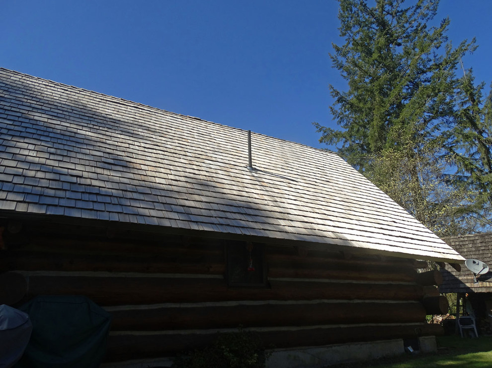 Example of a mountain style home design design in Seattle