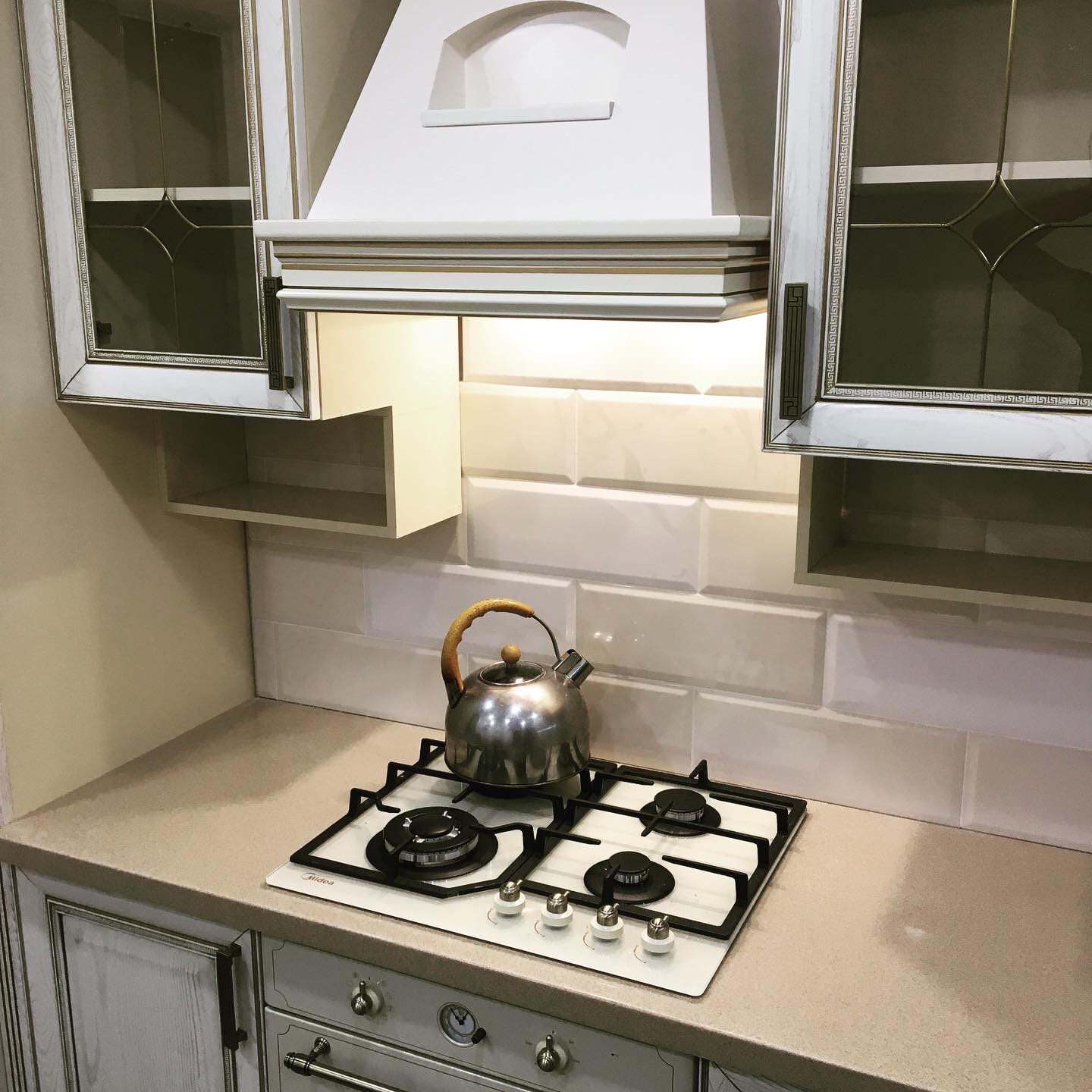 массив ясеня с патиной бронза, каменная столешница