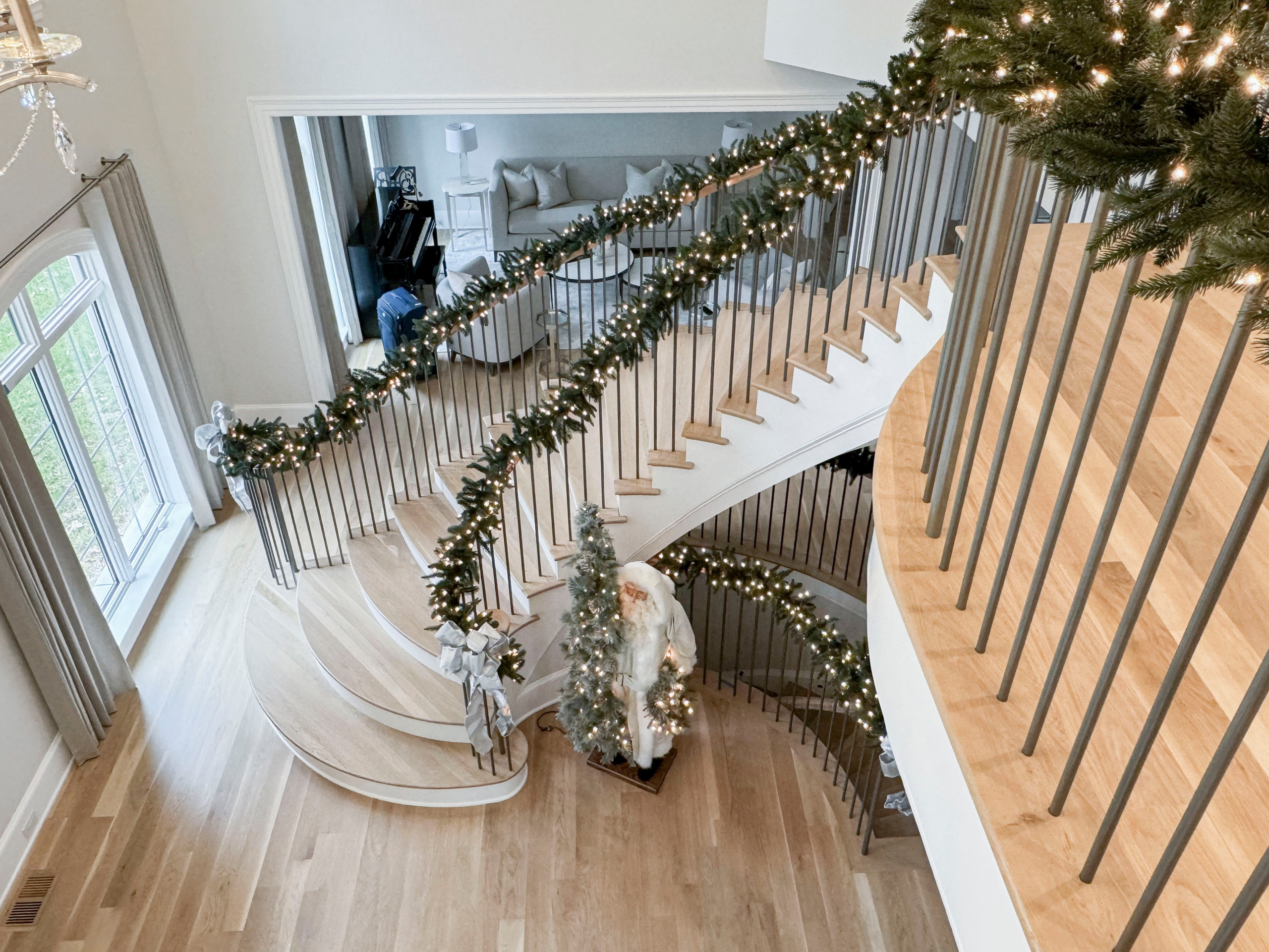 116_Elegant & Eye-catching Curved Staircase, Leesburg VA 20175