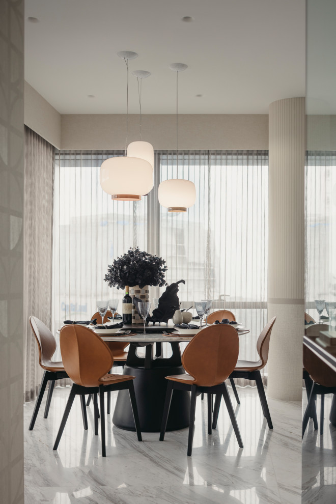 Design ideas for a contemporary dining room in Singapore.