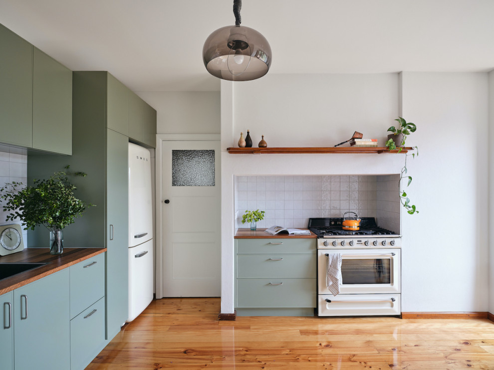 Photo of a midcentury kitchen in Canberra - Queanbeyan.