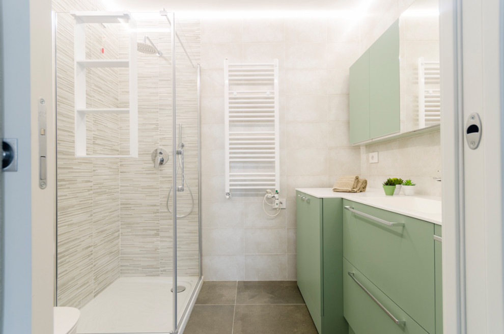 Свежая идея для дизайна: маленькая ванная комната в стиле модернизм с плоскими фасадами, зелеными фасадами, инсталляцией, бежевой плиткой, керамогранитной плиткой, белыми стенами, полом из керамогранита, монолитной раковиной, столешницей из искусственного кварца, коричневым полом, белой столешницей, встроенной тумбой и многоуровневым потолком для на участке и в саду - отличное фото интерьера