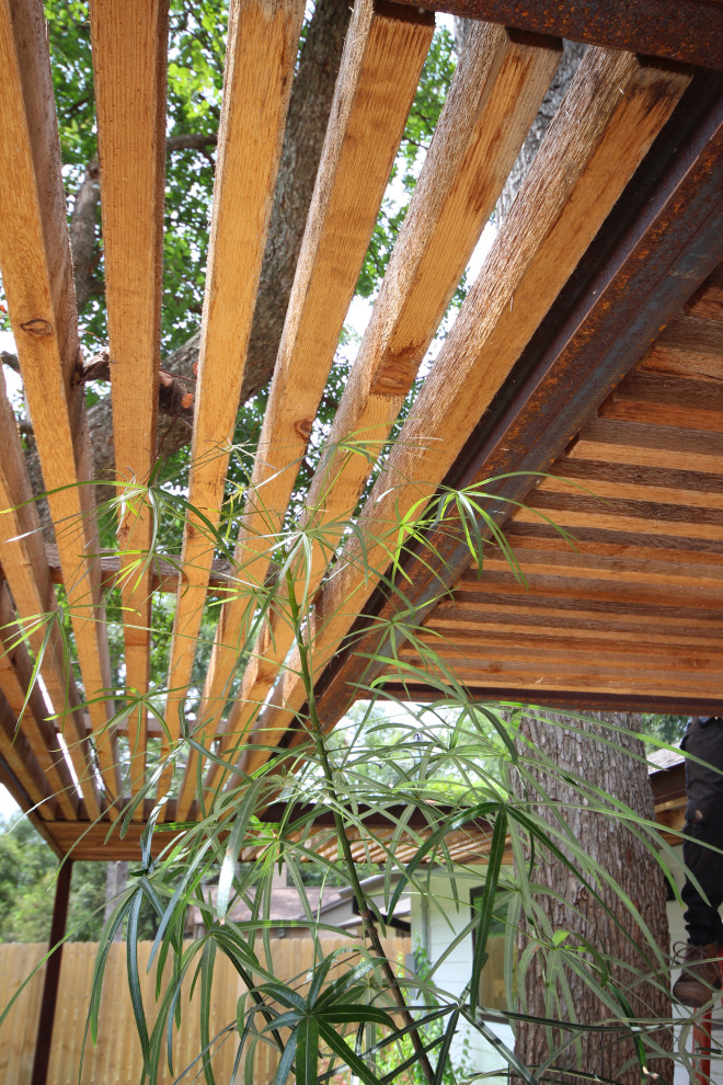 Foto di un piccolo giardino minimalista dietro casa con pedane e recinzione in legno