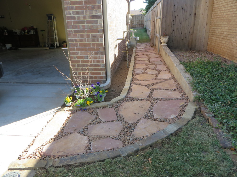 Design ideas for a small country side yard patio in Oklahoma City with natural stone pavers.
