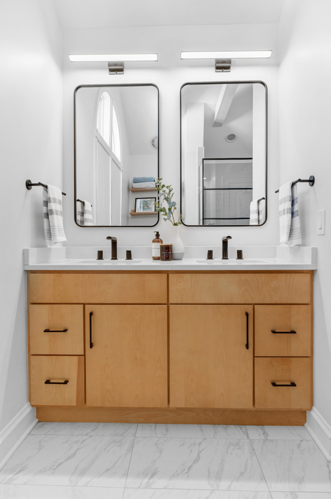 Example of a transitional bathroom design in Chicago