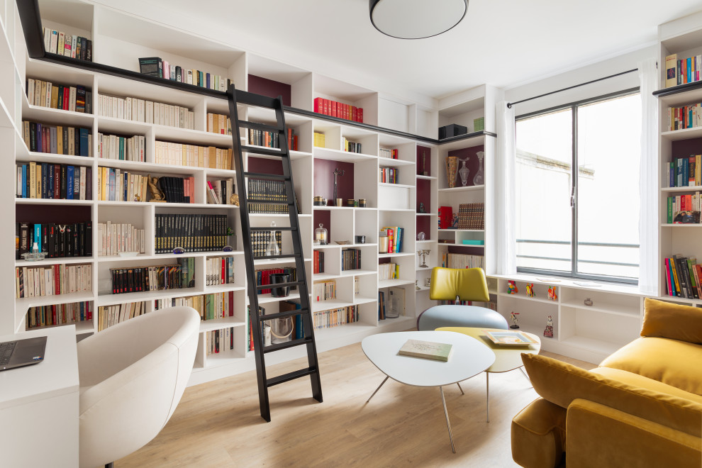 Mittelgroßes Modernes Lesezimmer ohne Kamin mit Arbeitsplatz, weißer Wandfarbe, Laminat, Einbau-Schreibtisch und beigem Boden in Paris