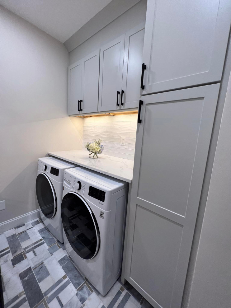 Idéer för en mellanstor modern vita parallell tvättstuga enbart för tvätt, med en undermonterad diskho, skåp i shakerstil, grå skåp, bänkskiva i kvarts, vitt stänkskydd, stänkskydd i cementkakel, grå väggar, marmorgolv, en tvättmaskin och torktumlare bredvid varandra och vitt golv
