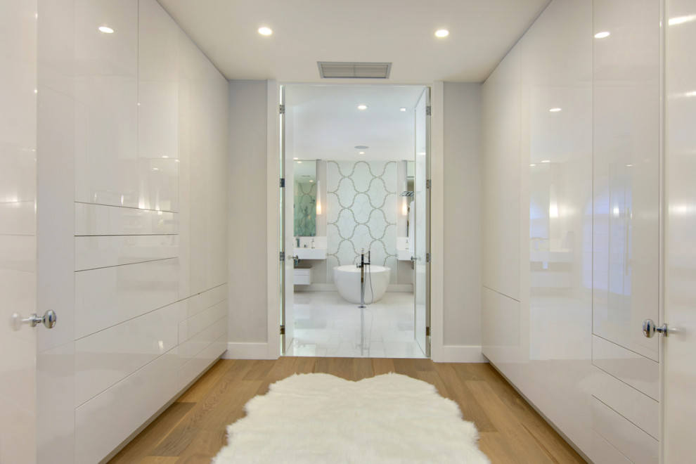 Design ideas for a medium sized contemporary bathroom in San Diego.
