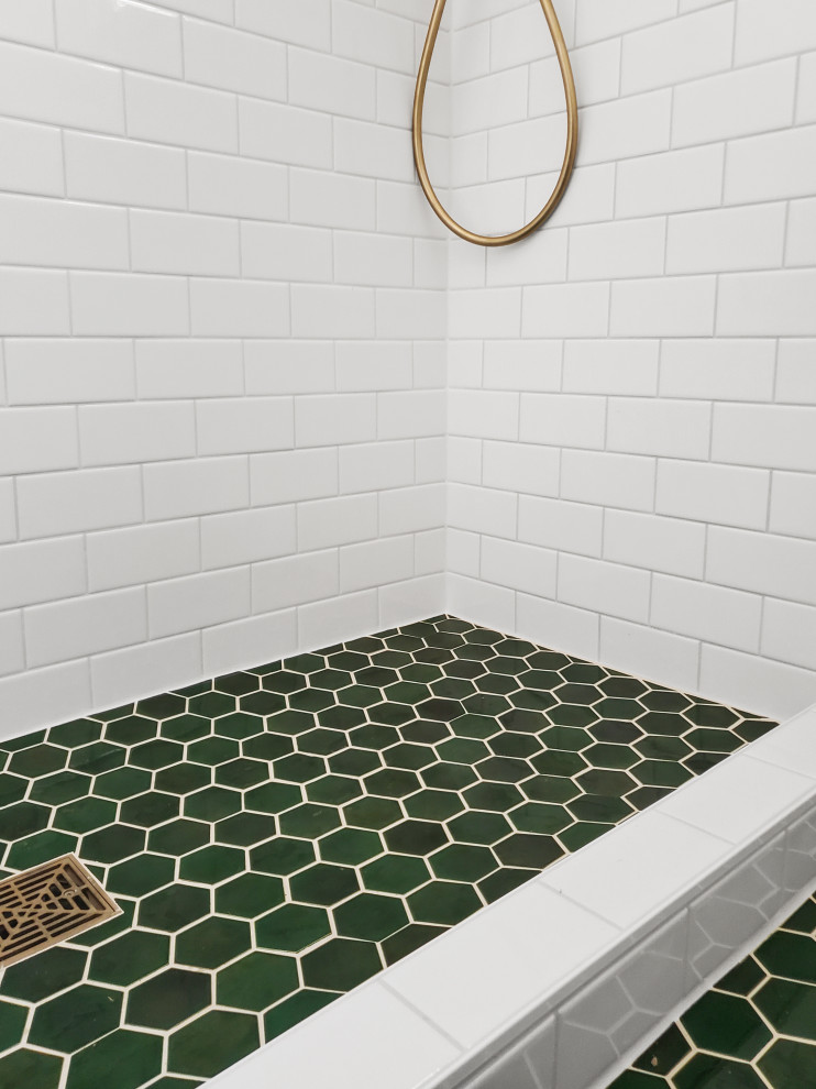 シアトルにあるお手頃価格の小さなコンテンポラリースタイルのおしゃれなバスルーム (浴槽なし) (オープン型シャワー、白いタイル、白い壁、モザイクタイル、ペデスタルシンク、緑の床、洗面台1つ) の写真