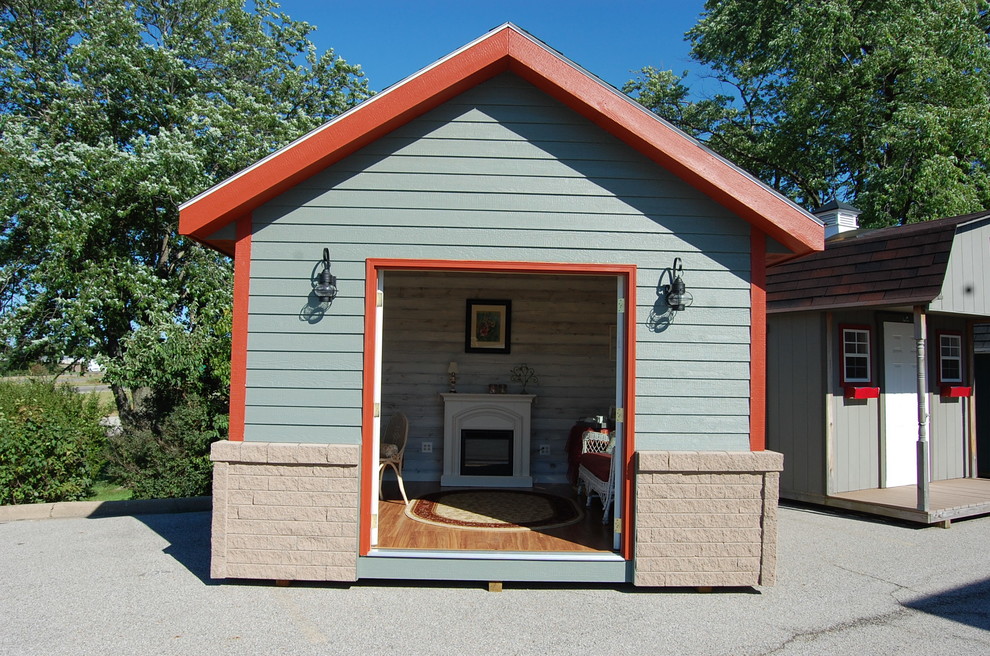 Photo of a traditional shed and granny flat in Chicago.