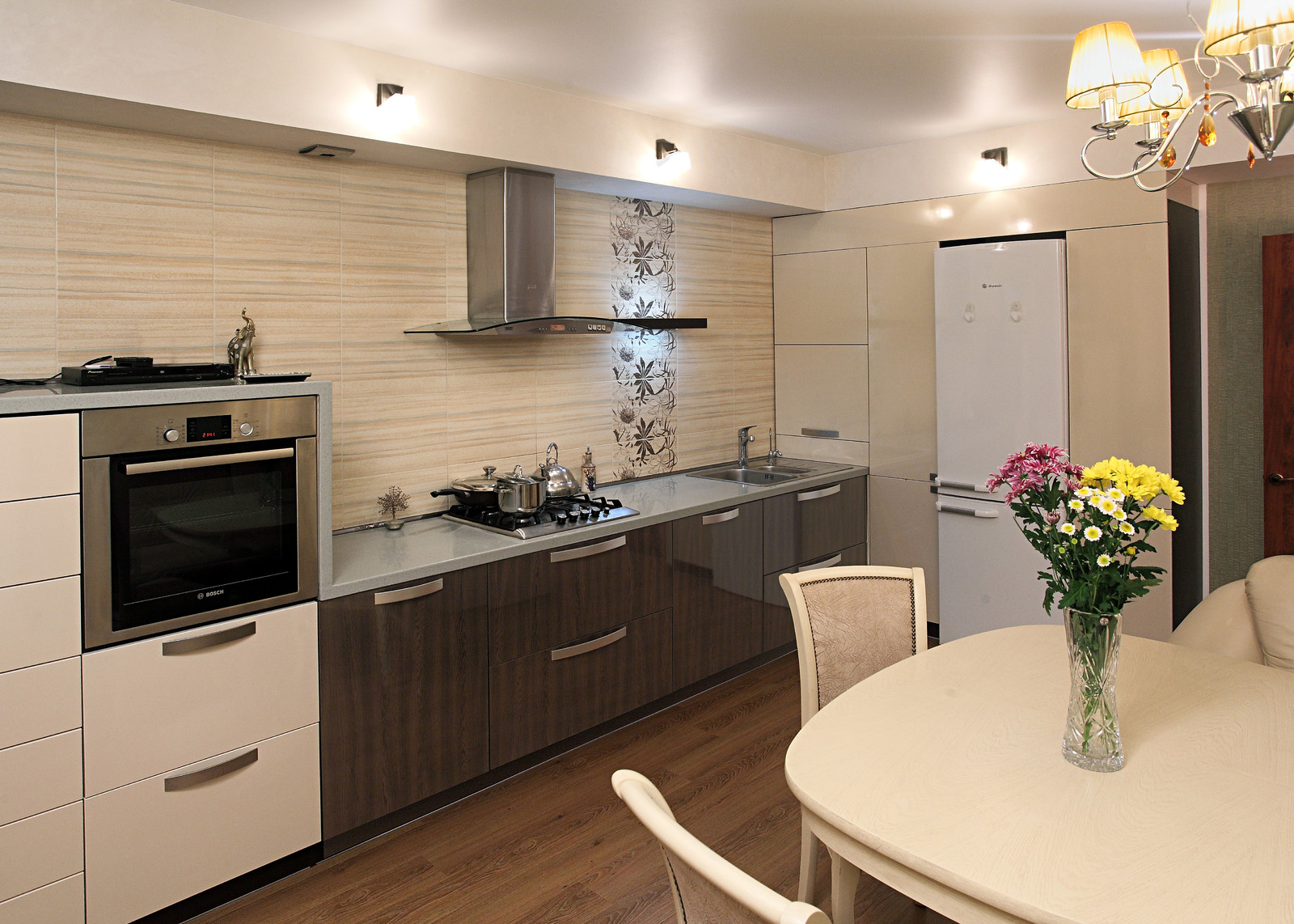 Кухня и столовая -гостинная в одном помещении.