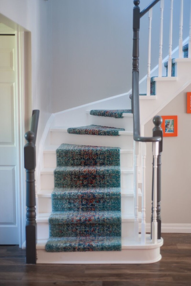 На фото: маленькая изогнутая лестница в стиле фьюжн с крашенными деревянными ступенями и крашенными деревянными подступенками для на участке и в саду с