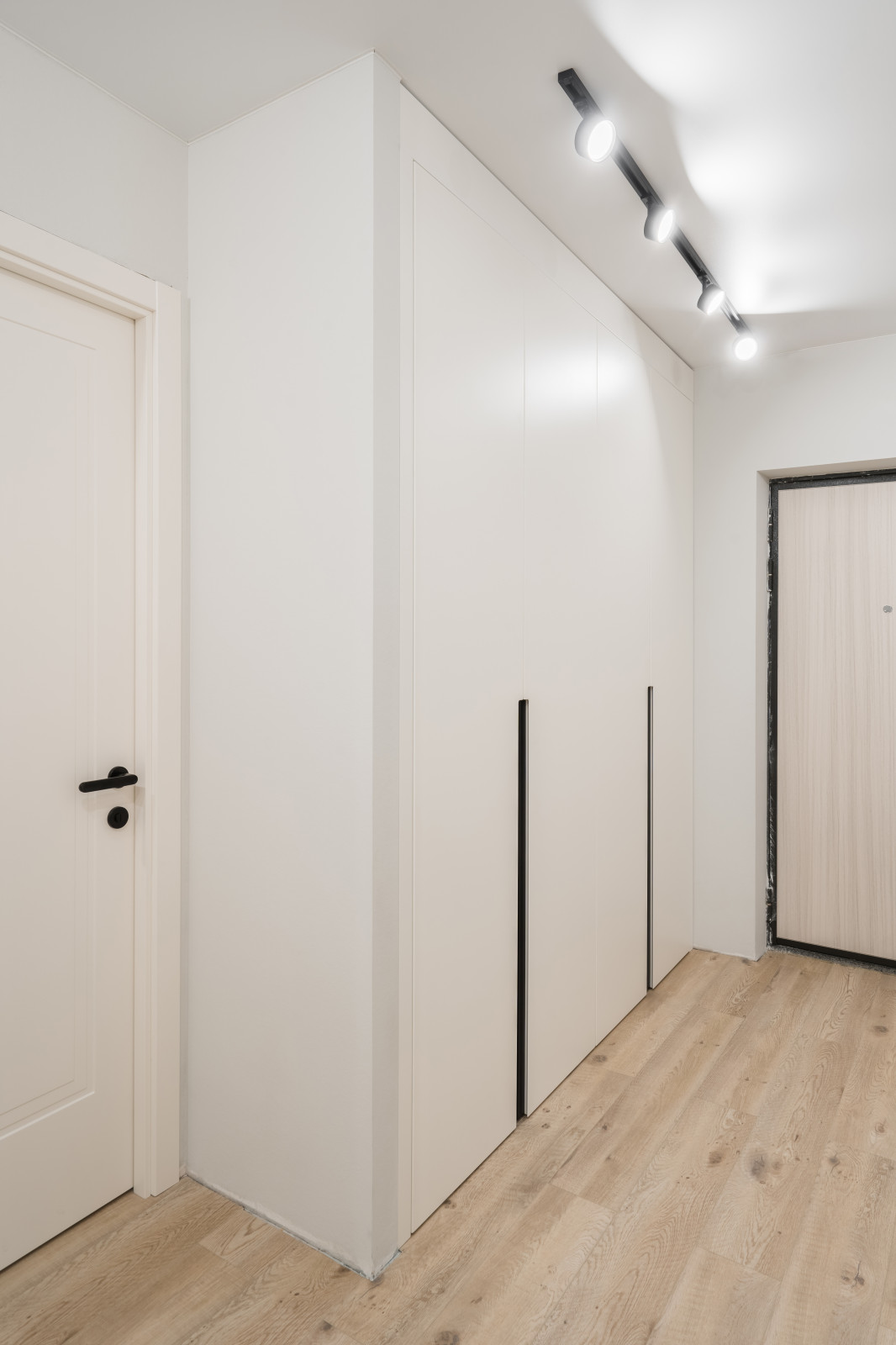 Белый встроенный шкаф в потолок в коридор