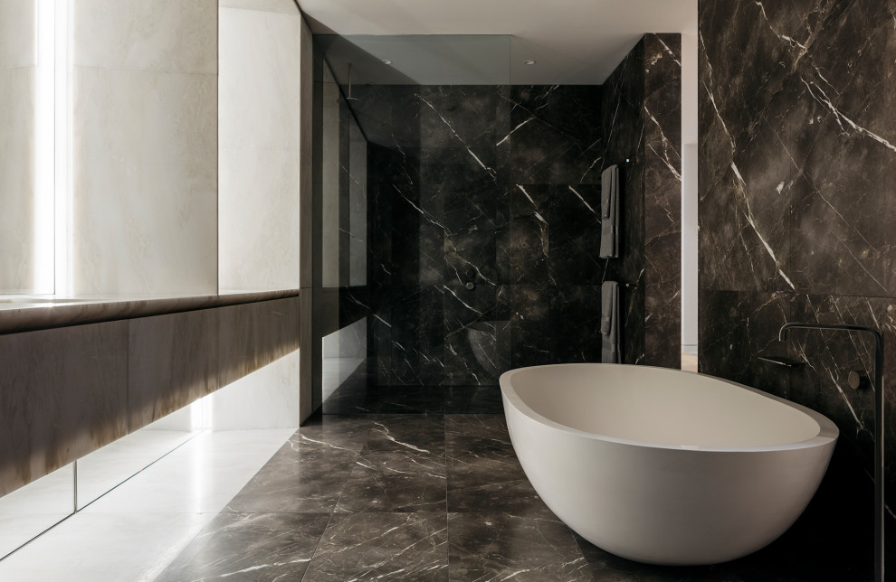 На фото: большая главная ванная комната в современном стиле с фасадами с утопленной филенкой, отдельно стоящей ванной, открытым душем и подвесной тумбой