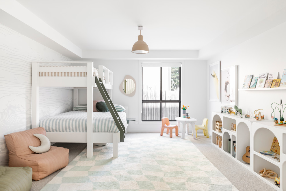 Diseño de dormitorio infantil actual con paredes blancas, moqueta, suelo gris y papel pintado