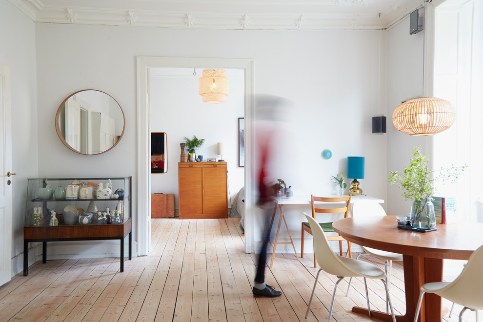 Photo of a midcentury family room in Copenhagen.