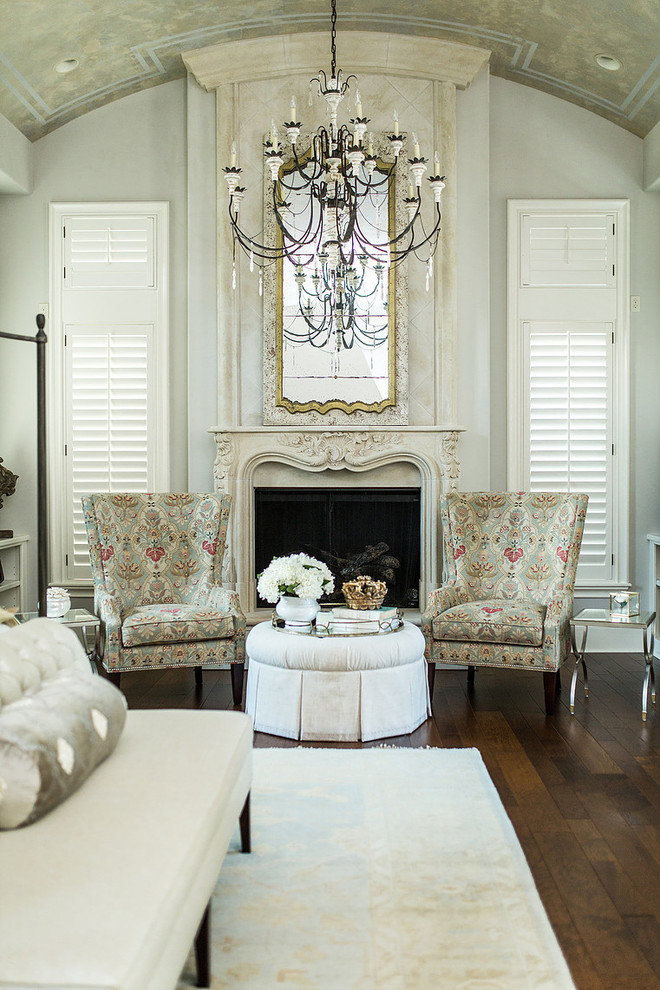 Inspiration for a traditional living room in Houston.