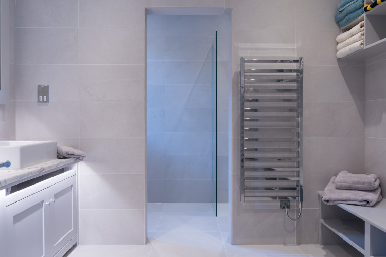 Стильный дизайн: большая ванная комната в современном стиле с душевой кабиной - последний тренд