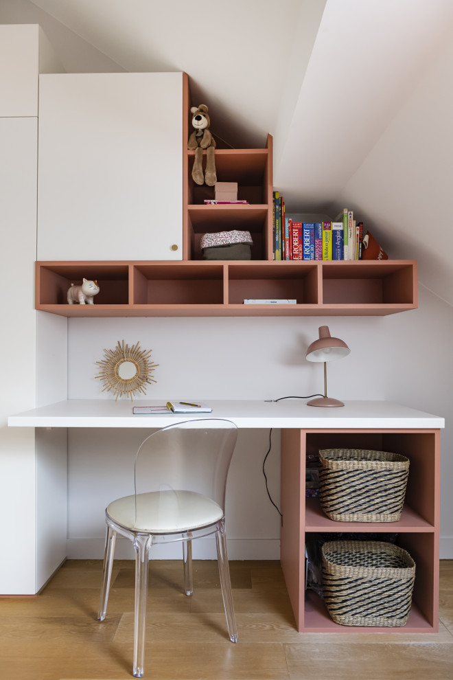 Design ideas for a mid-sized contemporary gender-neutral kids' study room for kids 4-10 years old in Paris with light hardwood floors, brown floor and white walls.