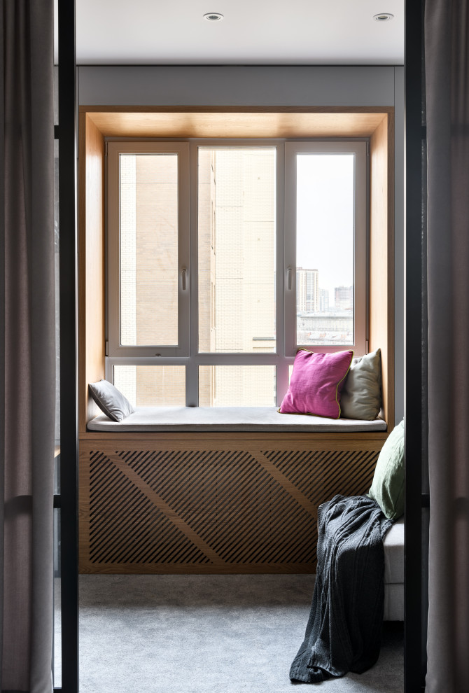 Свежая идея для дизайна: хозяйская спальня среднего размера в современном стиле с серыми стенами, ковровым покрытием, серым полом, панелями на части стены и акцентной стеной - отличное фото интерьера
