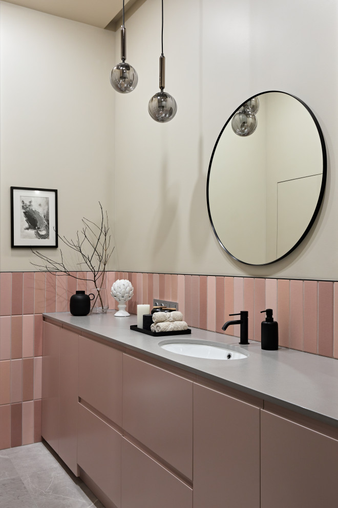 На фото: ванная комната среднего размера: освещение в современном стиле с плоскими фасадами, красными фасадами, душем в нише, розовой плиткой, керамической плиткой, зелеными стенами, полом из керамогранита, врезной раковиной, столешницей из искусственного камня, серым полом, душем с распашными дверями и серой столешницей