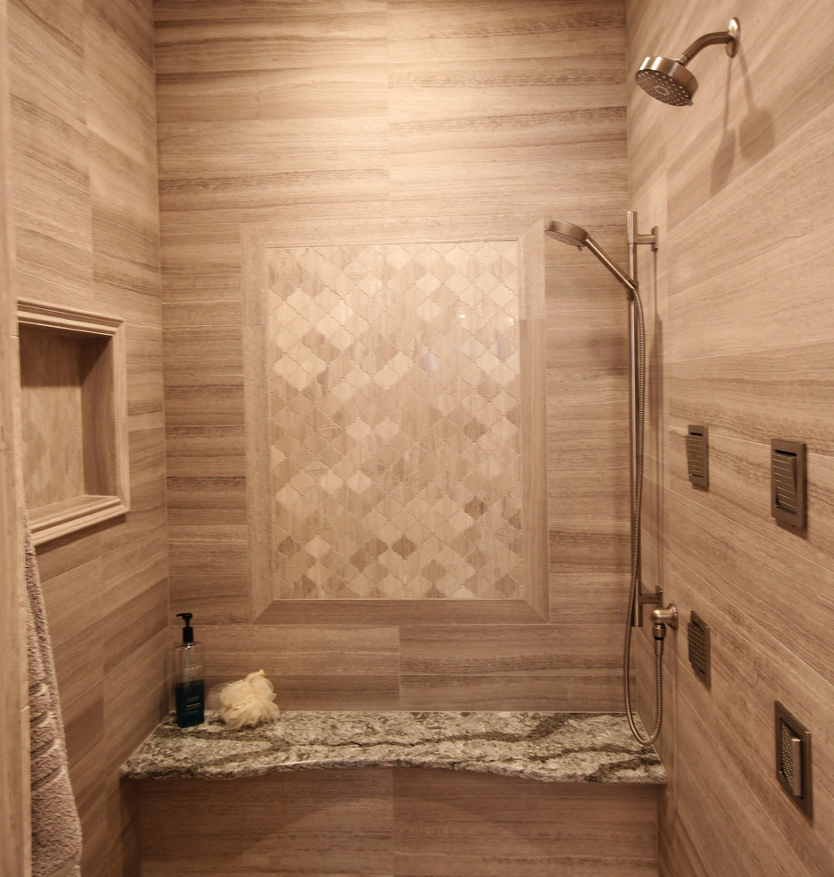 Example of a transitional home design design in Milwaukee