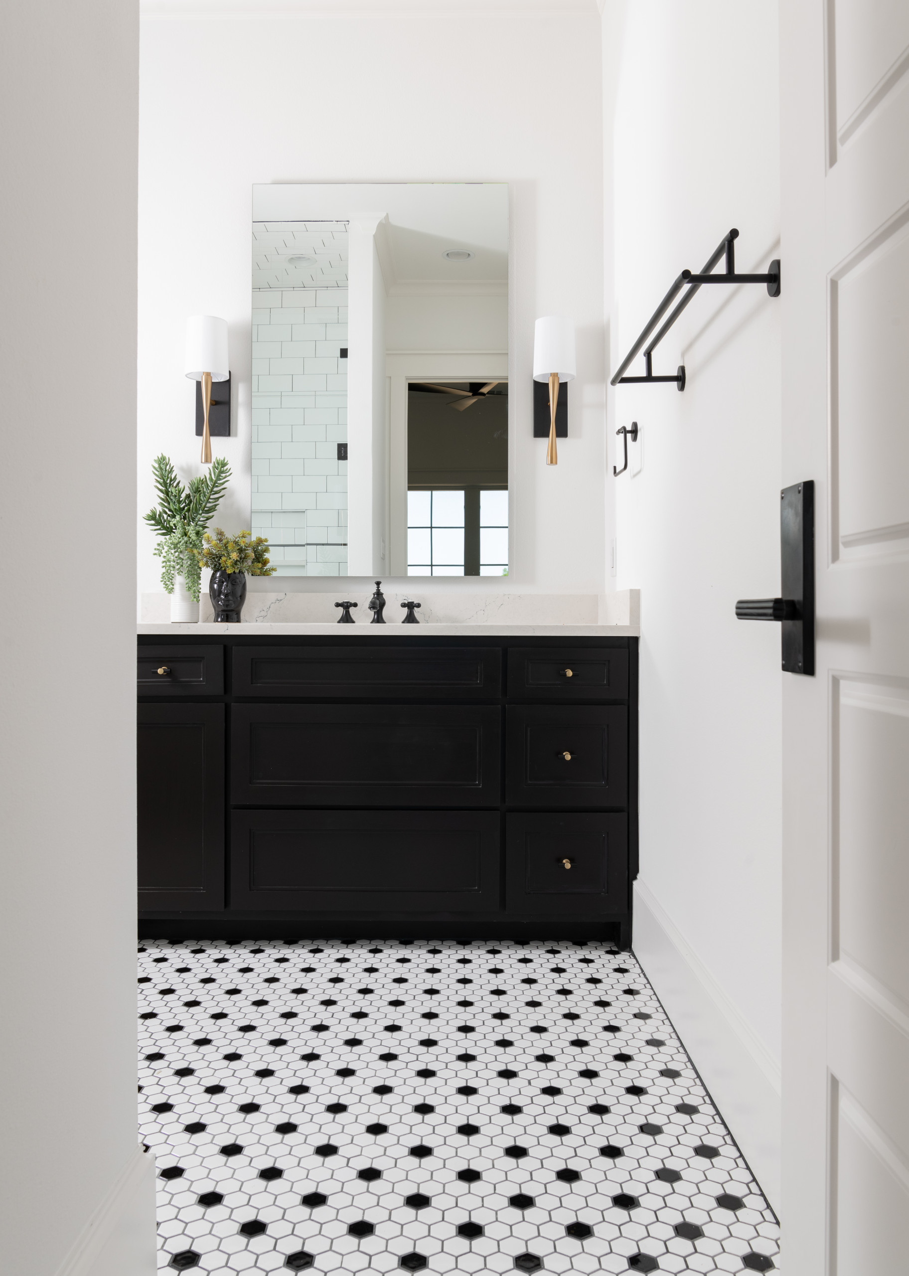 Черно-белая ванная комната: дизайн в бело-черном цвете, фото обзор